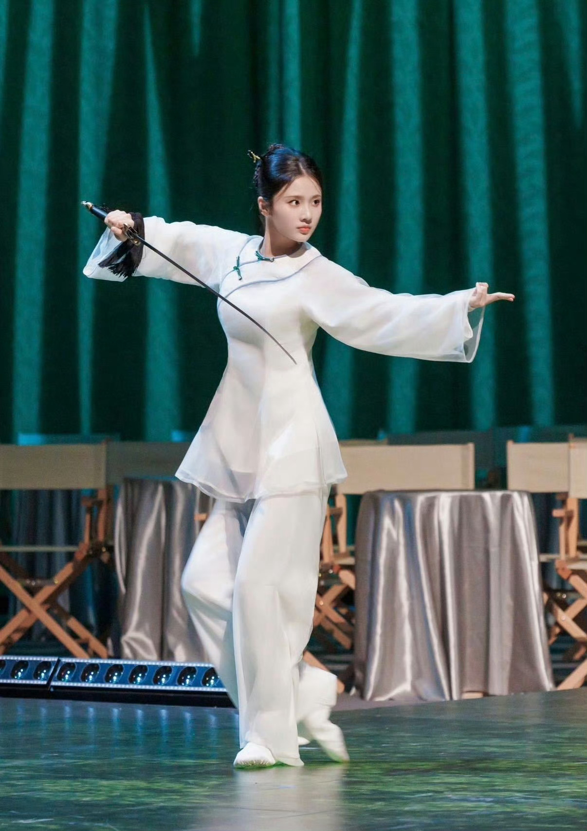 张慧雯说要来浪姐当舞担张慧雯浪姐官宣转了15个圈颜值与实力并存，张慧雯手持毕业证