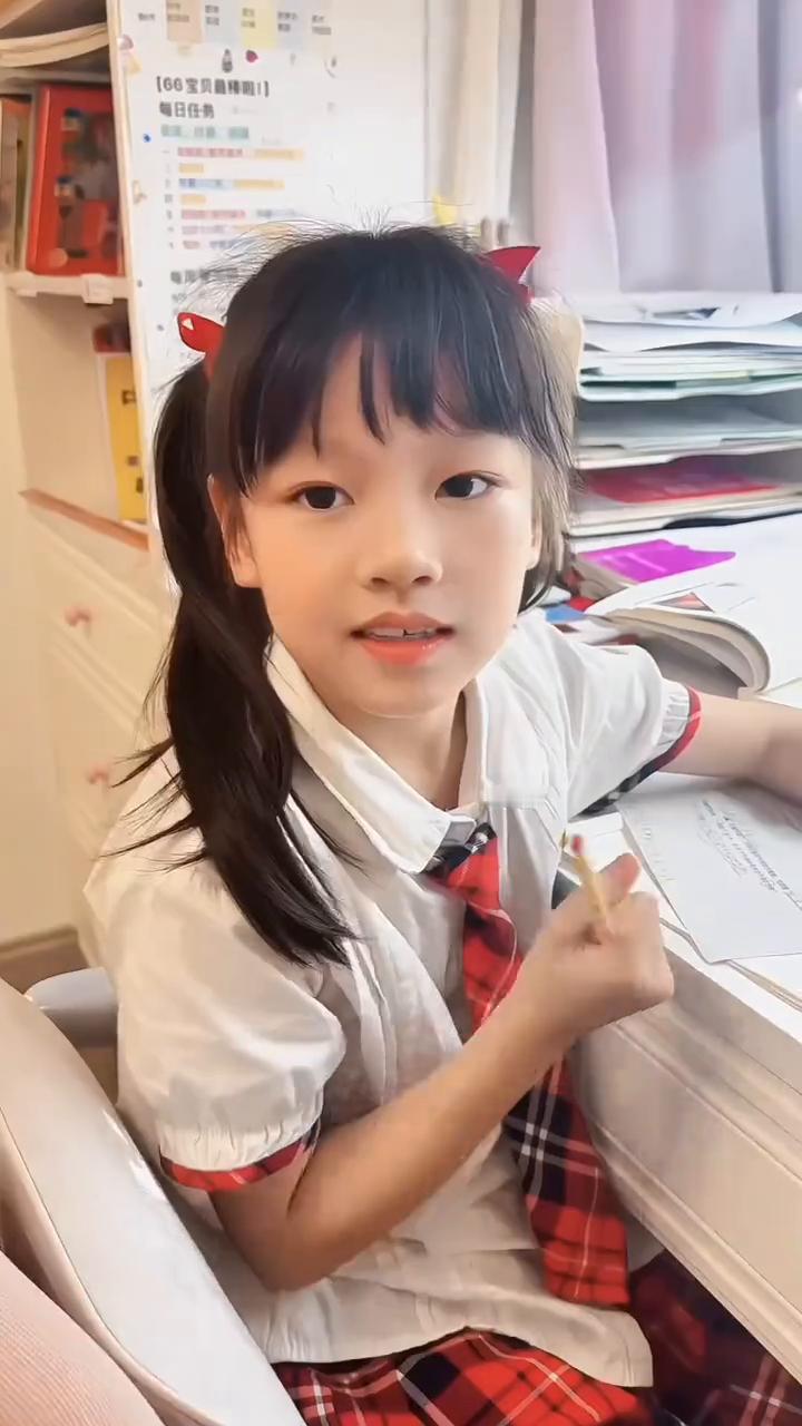 你是怎么做到自律的？很简单，就四点。
·第一，学习方面的自律。主动看书、写作业，