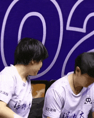 莎莎：师妹今天带糖妹？
小蘑菇：没有！

莎莎：那咱俩还唠啥？
小蘑菇：我是来向