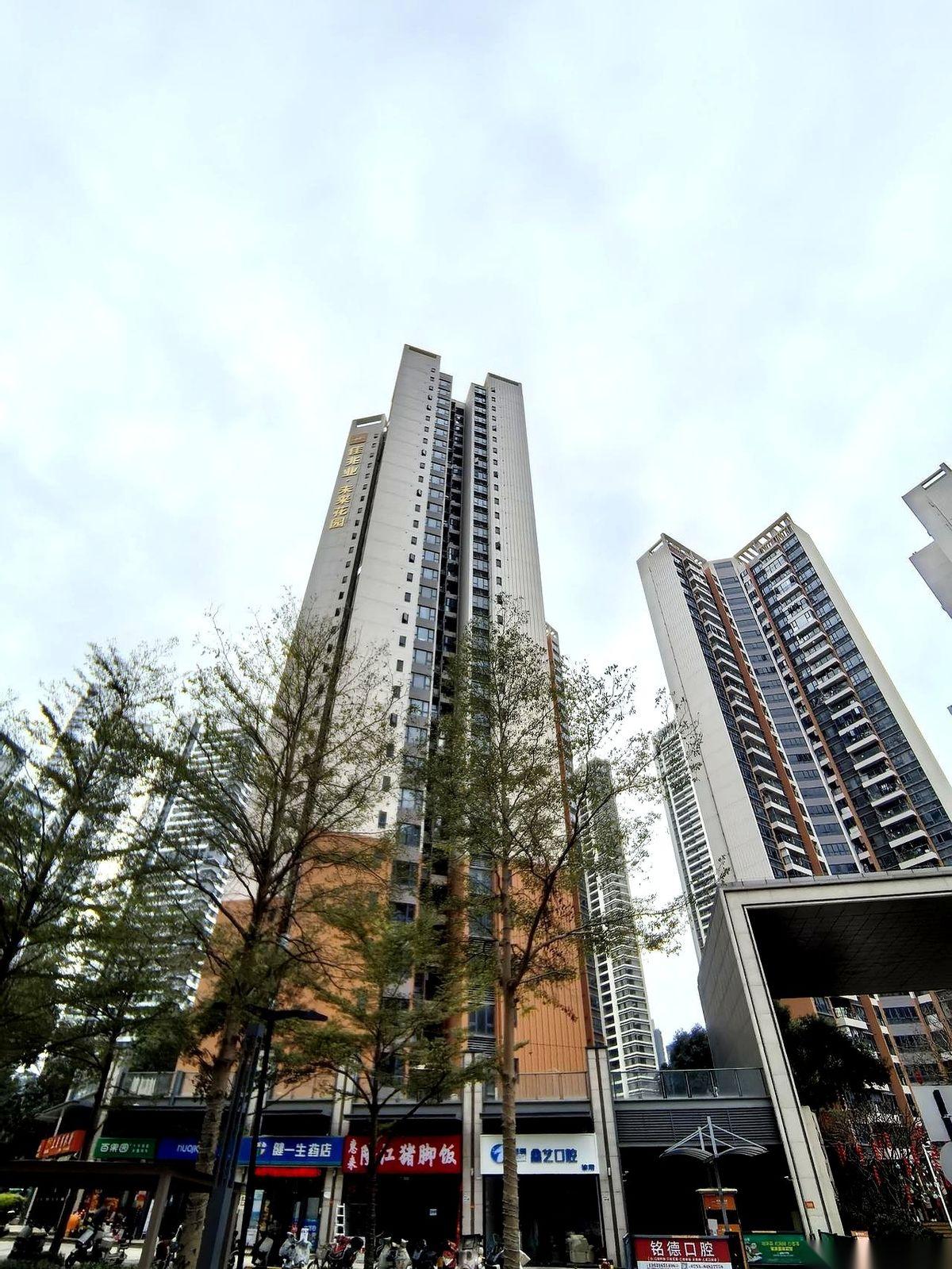 合同签完字，价格比半个月前那个客户，还低了一万。
对面那个99年的小伙子，长长舒