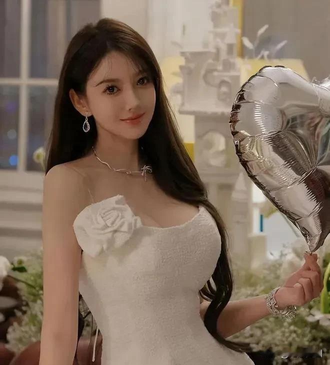 黄晓明认爱叶珂，杨颖彻底成为过去式！
看黄晓明官宣的方式，还是很霸道总裁范。随着