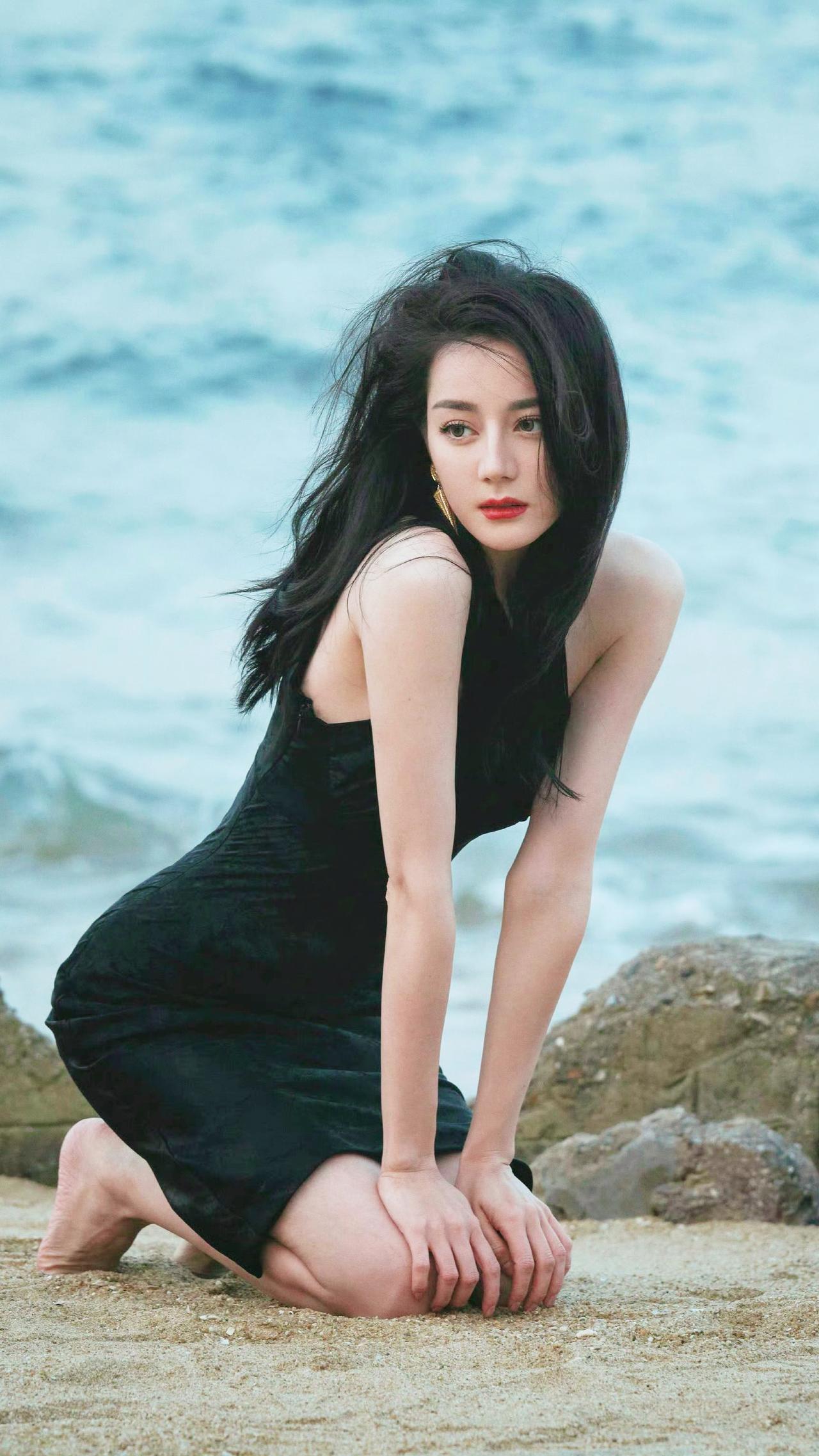 迪丽热巴海边美照，不容错过哦！迪丽热巴 海边