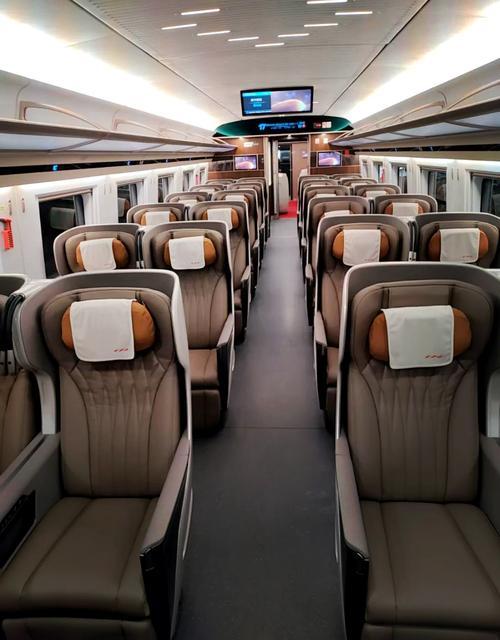 12306回应一等座禁止无座乘客逗留我觉得没啥问题吧花无座或二等座的钱去一等座坐