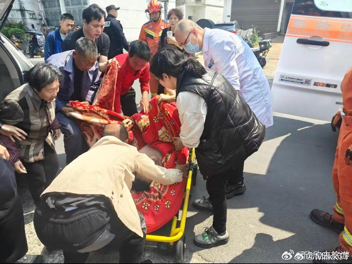 台州一村民不慎跌落深井危急时刻他出手了4月9日天台村民不慎坠井，四川籍务工者吴志