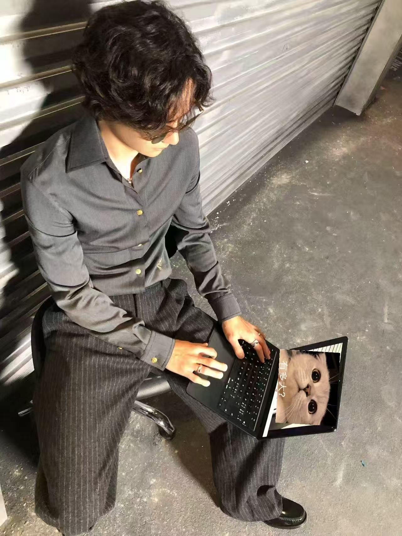 在群里问，有没有人能帮我的照片放在这笔记本上，几秒后就得到了满足，ibo人还是蛮