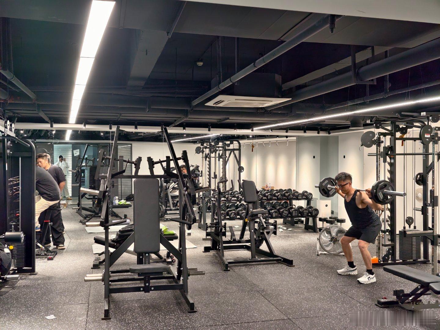 把办公室改造成健身房很大很不好惹的样子，看这状况是准备要去打职业了，有没有可能开