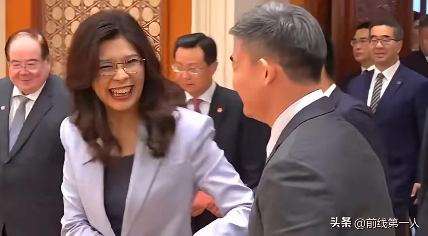 一曲胜千言！两首歌道出两岸真情，这局安排得太高明
 
这一晚，没喊一句口号，没讲