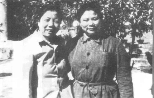 邓颖超与康克清(1950年)