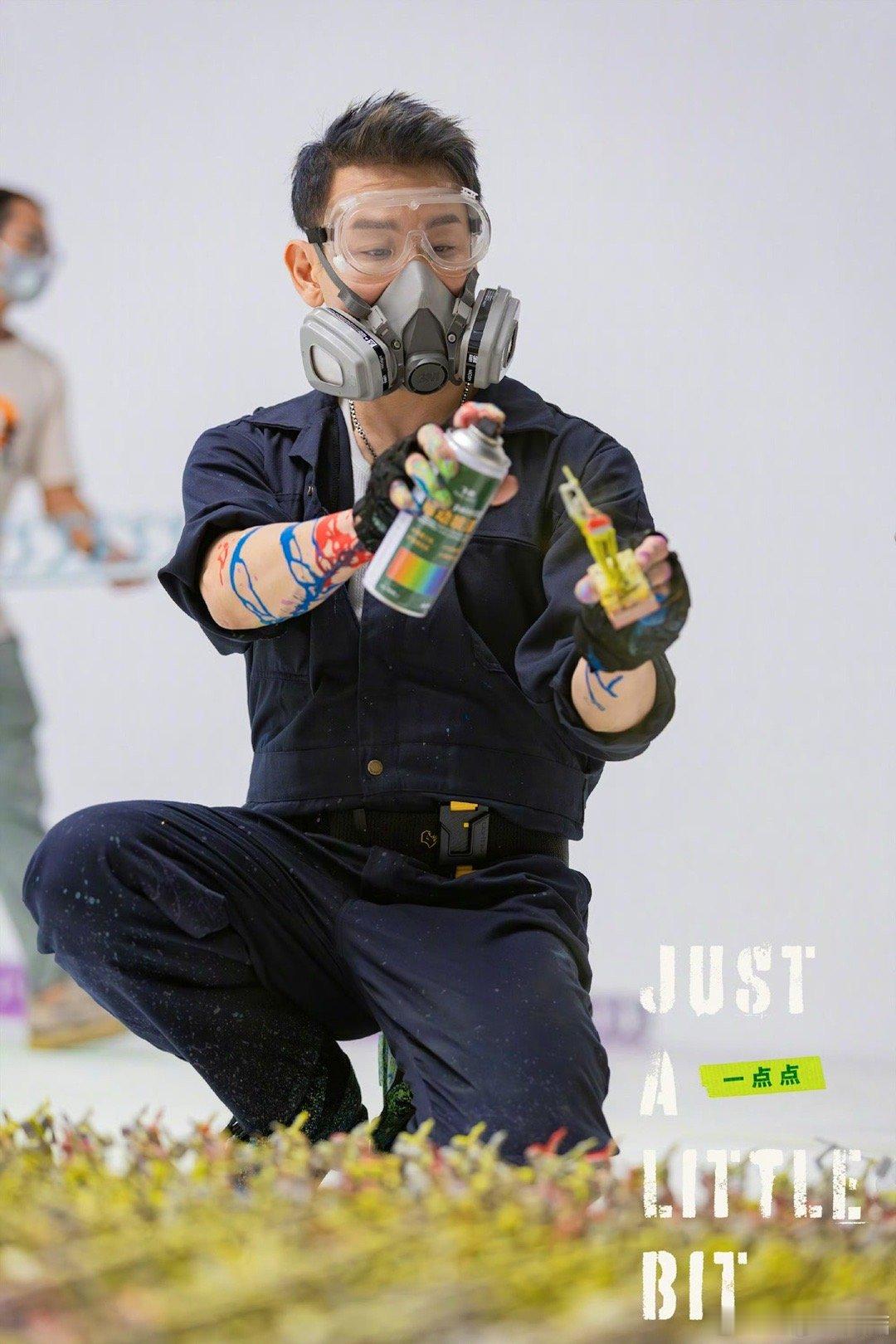 陶喆去了广东也得进厂 陶喆这波属实接地气！不搞演唱搞“流水线”，亲自动手喷小公仔