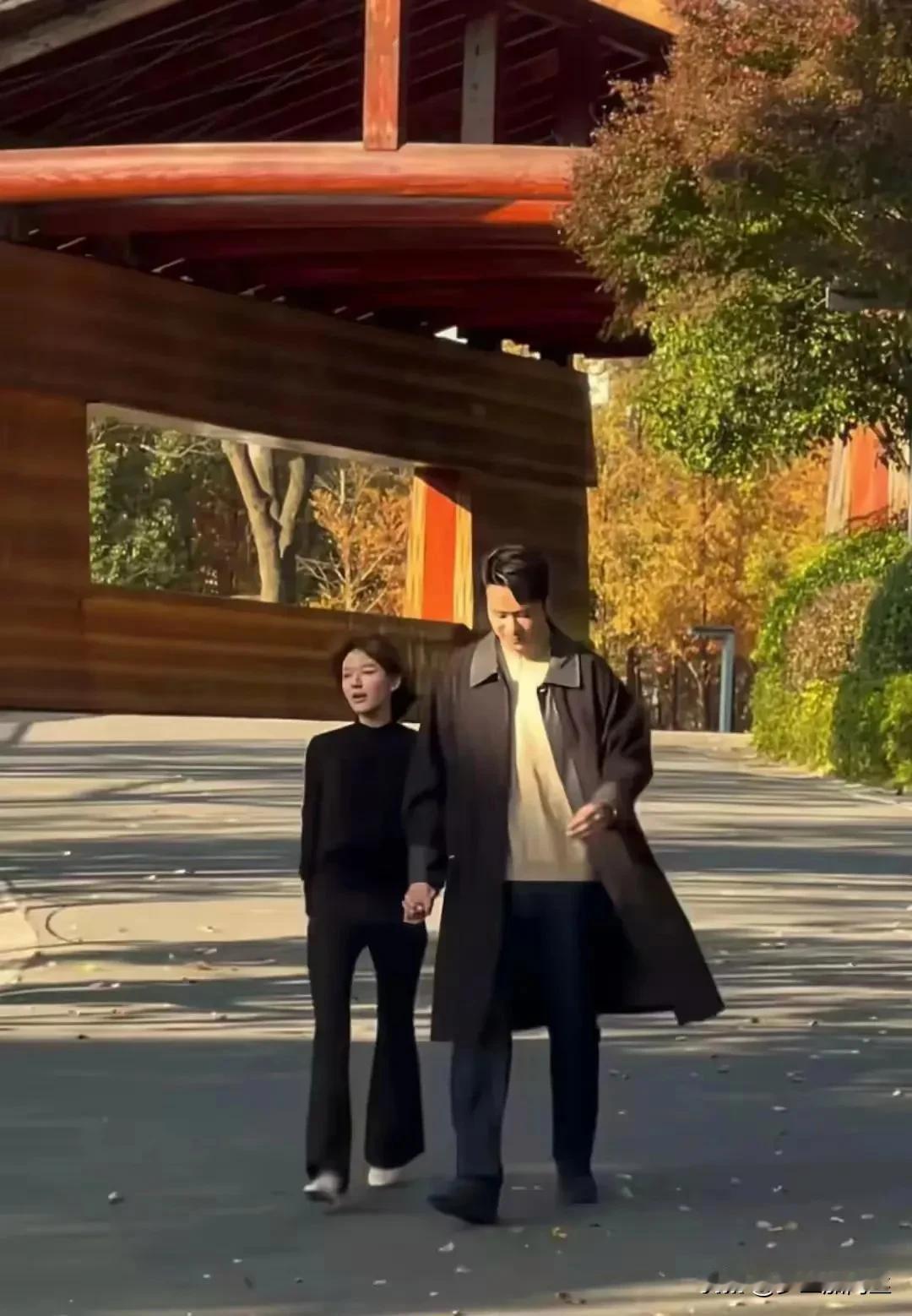 赵露思彭冠英，这身高差也太大了吧！
也挺好的，最萌身高差，男帅女美高颜值组合。