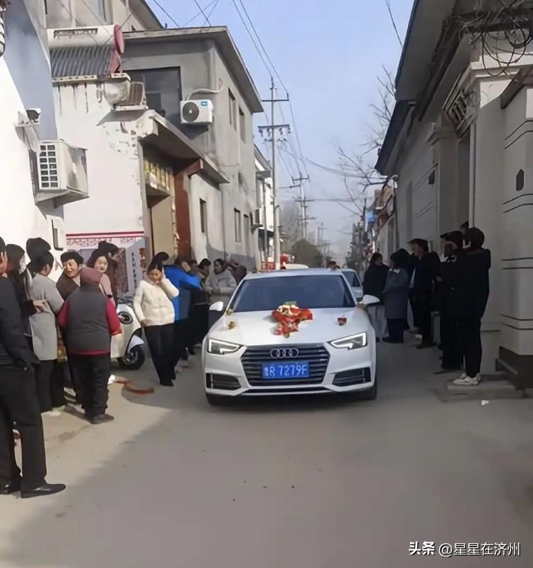 有记者问朱之文，
女儿结婚后在做什么职业，
朱之文回答说，
她现在……
在陪着对