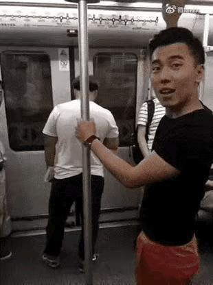 不管出于何种目的，成年人开这样的玩笑，明显过火了，没有丝毫的可爱，只剩下讨厌和可