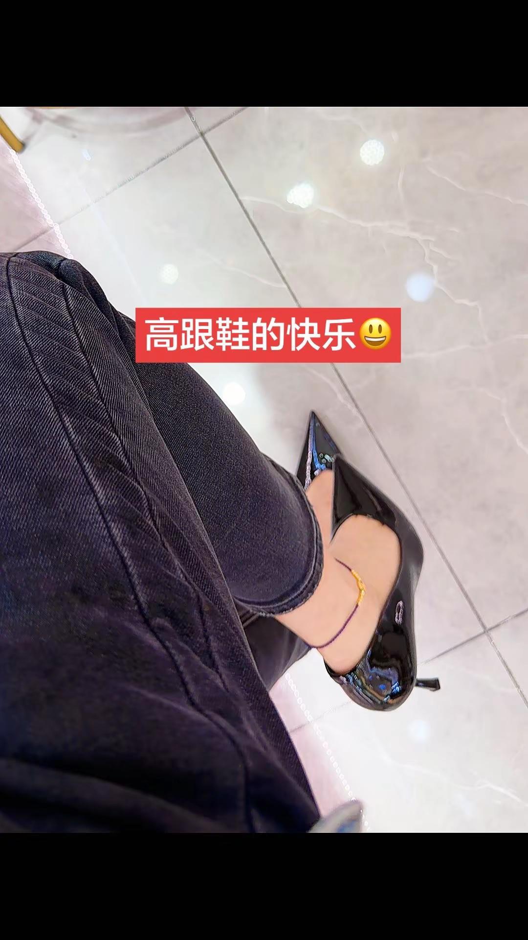 尖头鞋的魅力 可以穿高跟鞋也可以穿平底鞋 上班姐姐日常穿搭 牛仔裤与高跟鞋的搭配