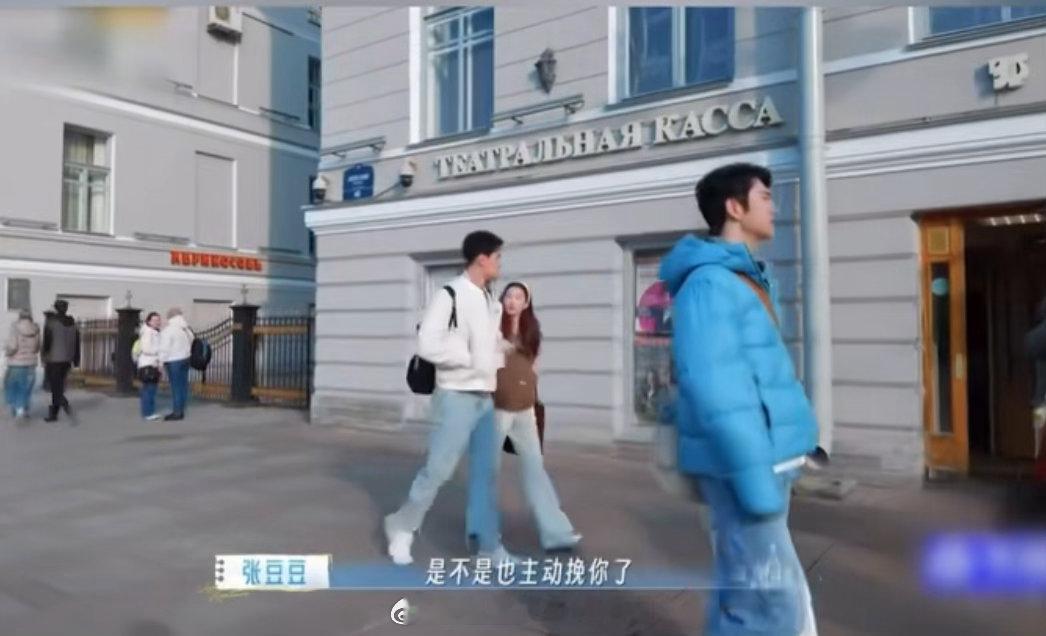 孙杨张豆豆因挽手起争执妻子的浪漫旅行孙杨满满的仪式感，看到旁人都挽手同行，就不停