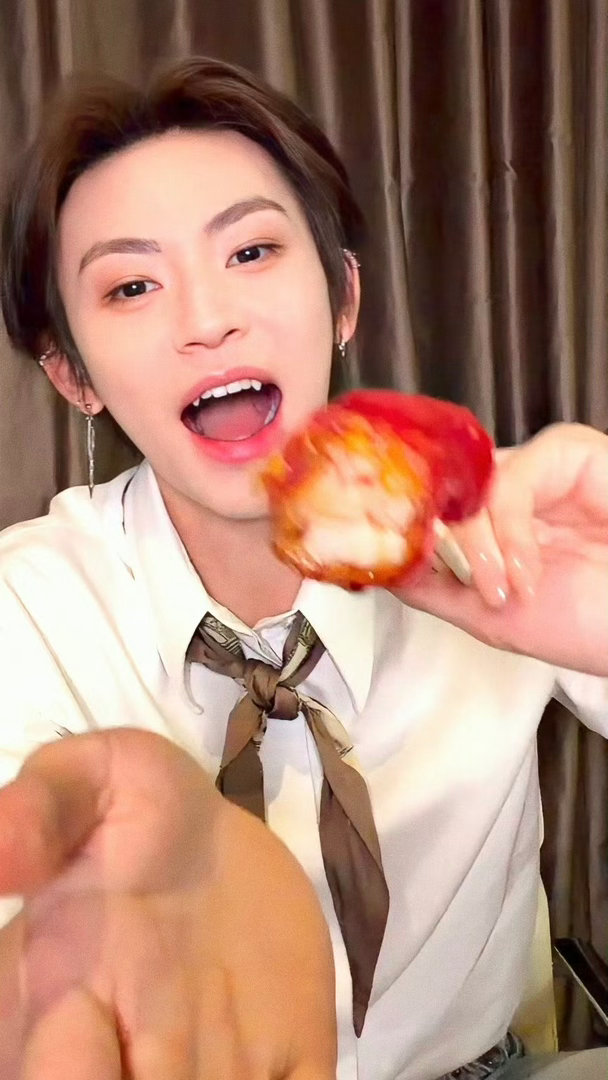 小鬼出道八周年直播 八周年直播好暖心！他把双向奔赴藏在话语里，回应时的温柔，有实