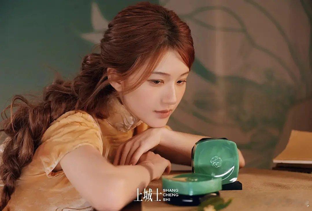 赵露思上城士12月封面大刊，配饰都来自宝格丽  拍的好美哇