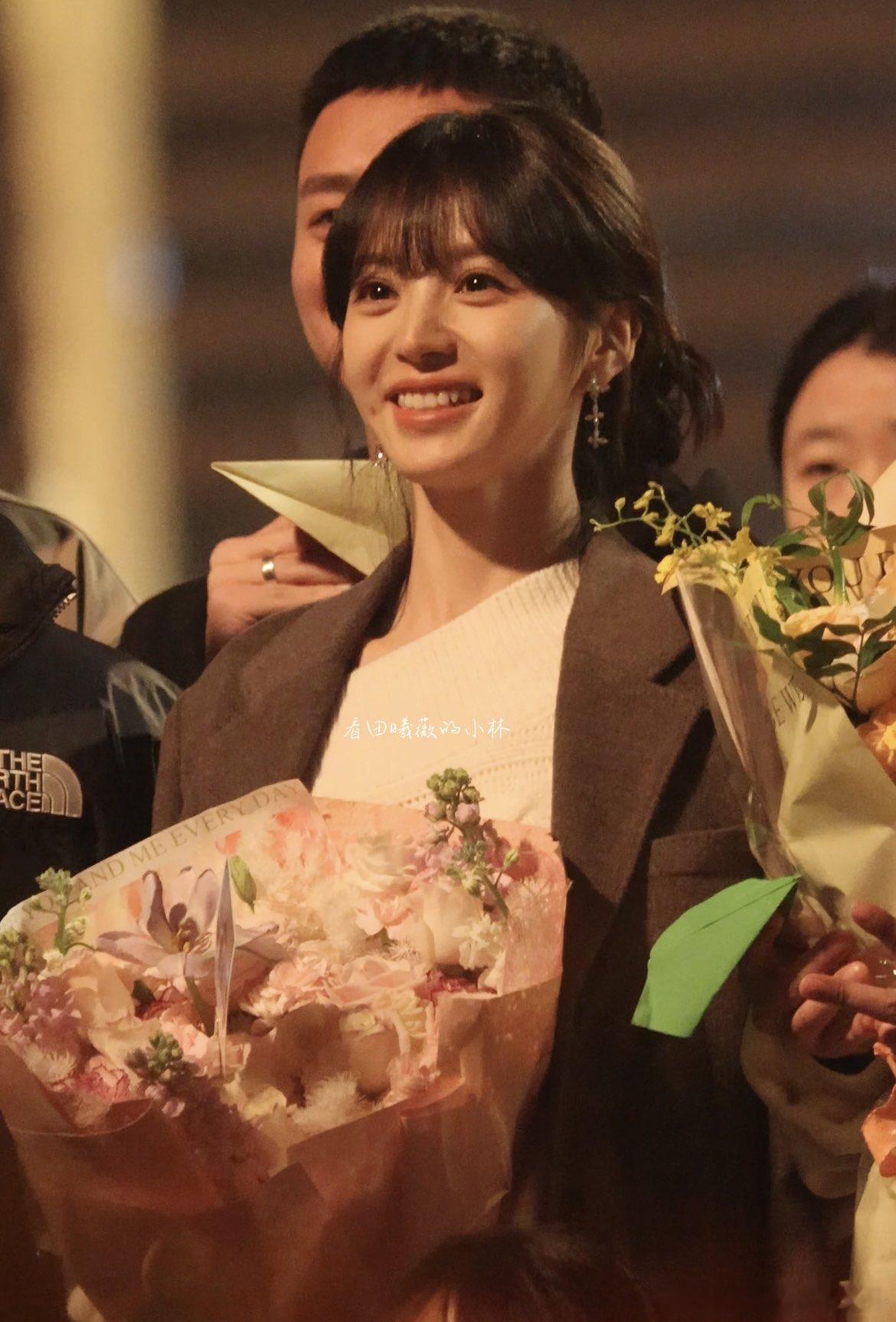 田曦薇、胡一天的《天才女友》也杀青了。 