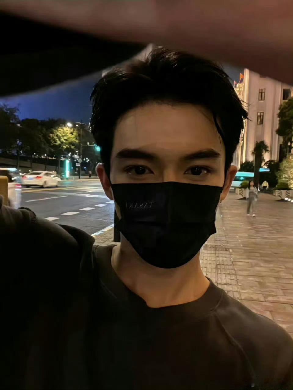 王星越说有女朋友了拒加微信笑得不行了，原来明星也用这个方式拒绝加联系方式请求啊