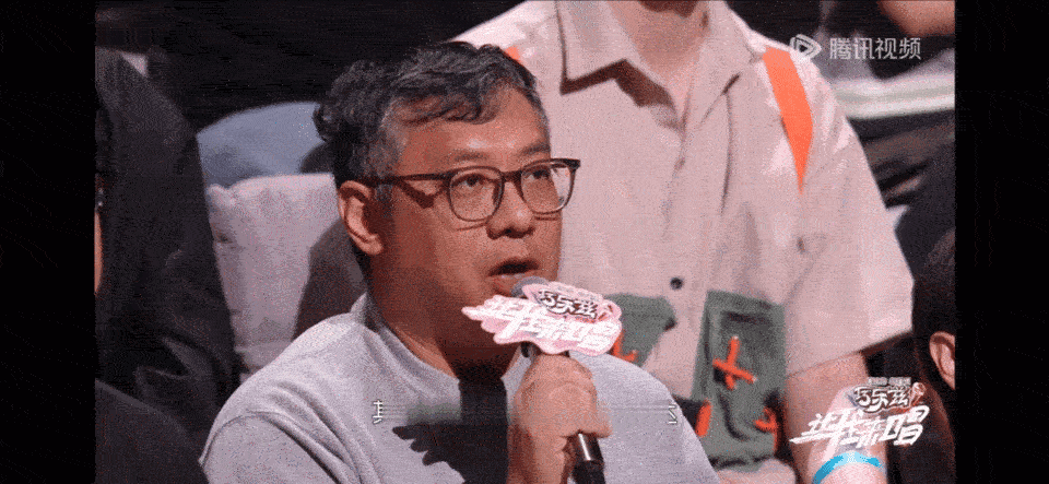 音综有评审当着选手的面掐起来了 评审当着选手的面掐架，这音综的名场面预定了！一个