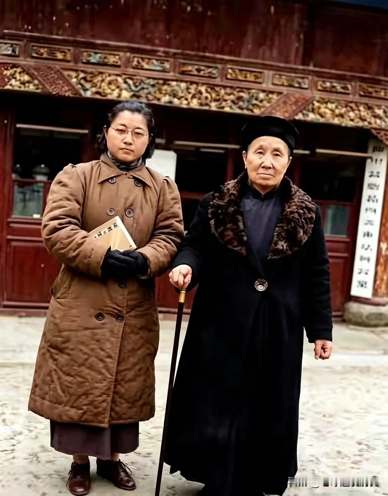 1939年的重庆，镜头定格了“双枪老太婆”陈联诗与女儿的珍贵身影。古朴的中式楼宇