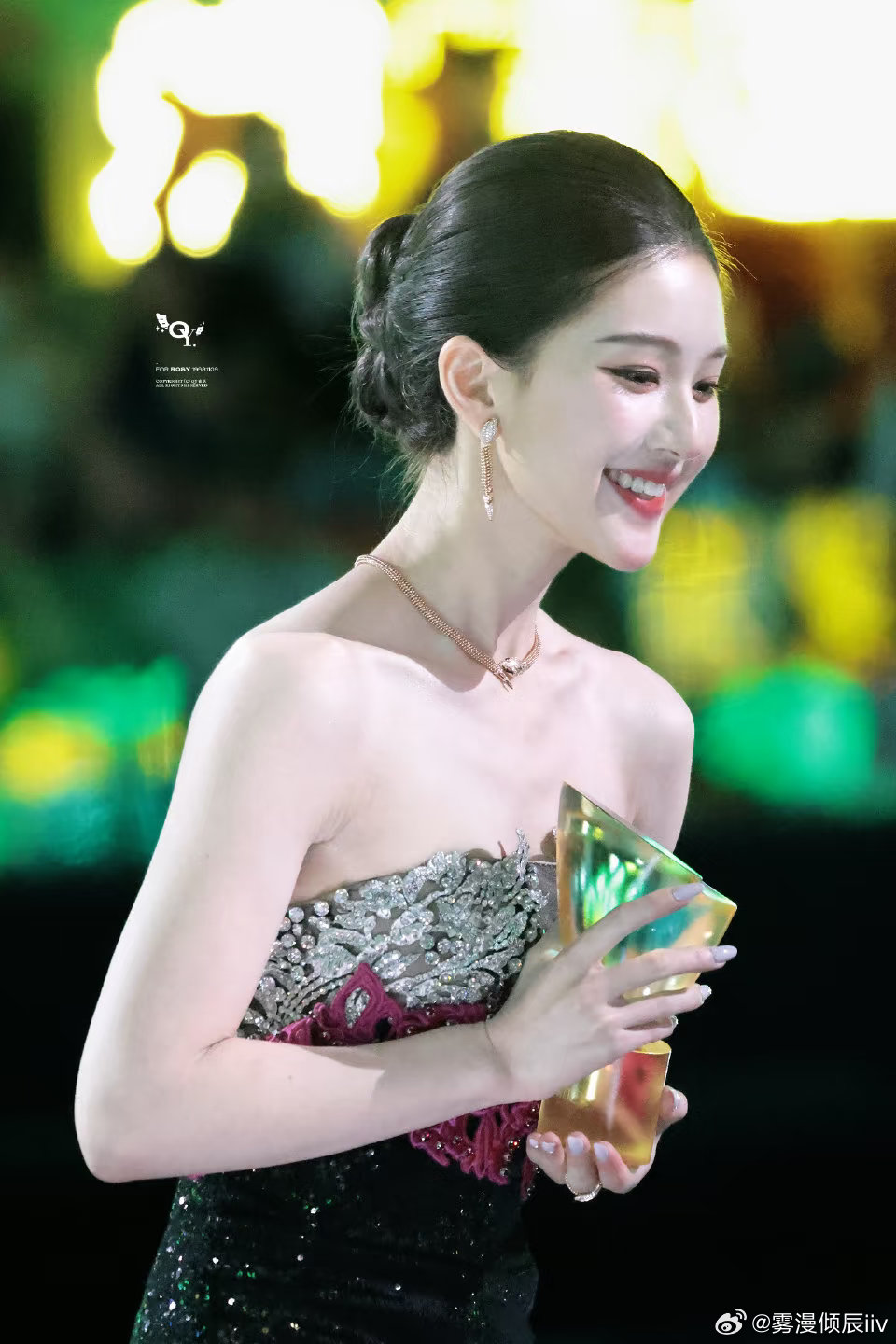 2025星光大赏*年冠女王👑赵露思 ​​​