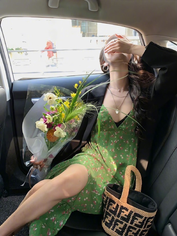 人呐，没什么好执着的，一百年以后，没你，也没我。 ​​​