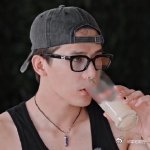 王安宇把老头背心穿出时尚单品感原来挖土也可以这么帅一件普通背心，成就王安宇超绝时