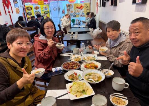 于东来在伦敦的这顿饭，网上讨论得挺热闹。

10月20日他发帖说要去伦敦，进行一