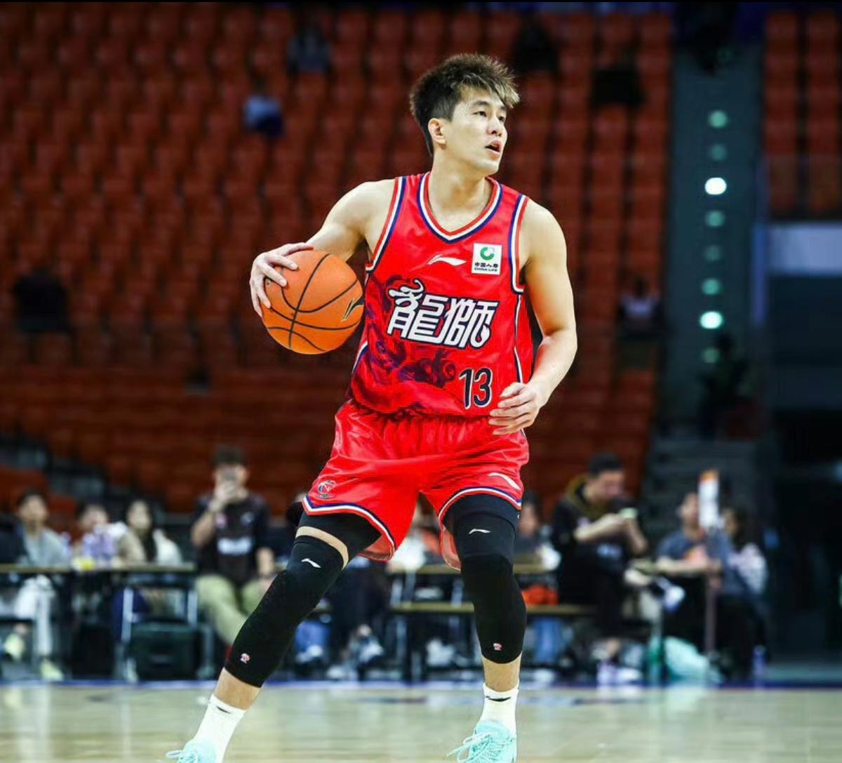 郭艾伦今夜受伤，被担架抬走，让球迷担心。老叔郭士强现场观战

这几年，郭艾伦伤病