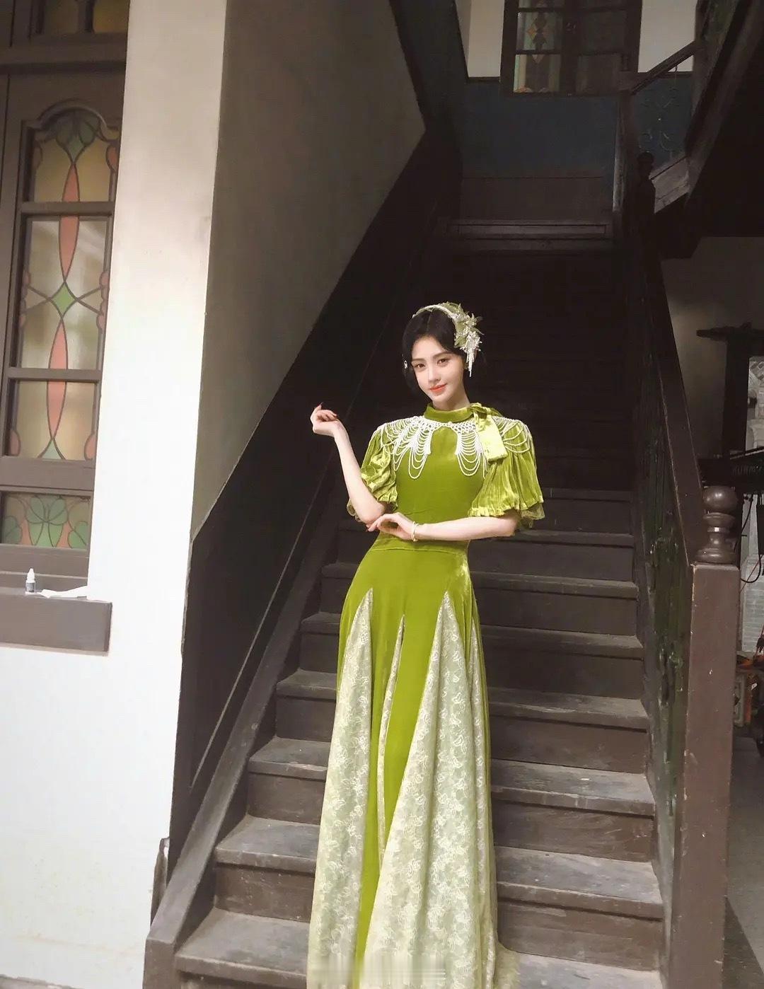 鞠婧祎是不是很喜欢把自己的照片p成170，也算是内娱独一份吧，明明只有155 却