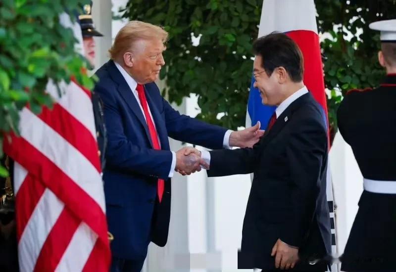 相比李在明，还是特朗普会说话！

李在明访问美国，两个人共同召开记者会。当记者问