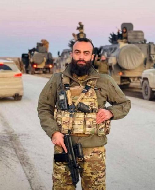 朱拉尼大帅的得力干将，叙利亚新军队重要指挥官法塔赫·迪亚。听收音机的时候，被隐藏