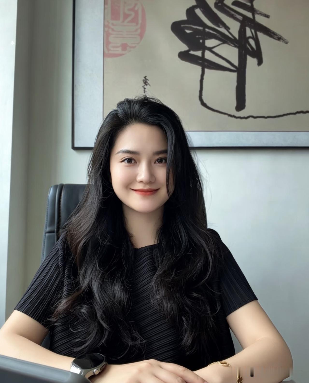 如梦令·静室清颜
 
墨字幽窗相照，
乌发如云轻绕。
一笑蕴温柔，
静敛几分清俏