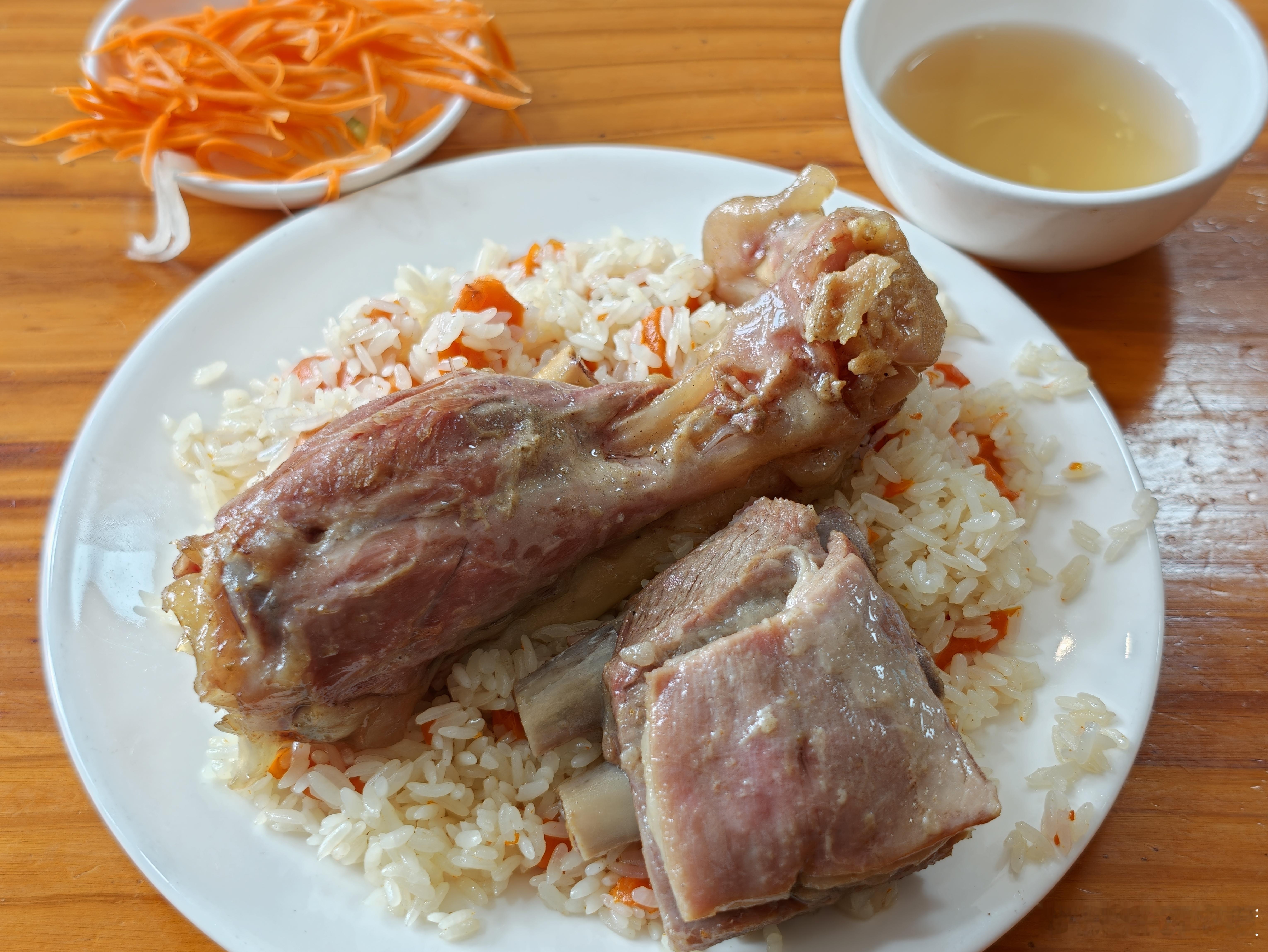 今天来苏州，推荐的手抓饭，点了个羊腿加羊排手抓饭，味道不错！  ​​​