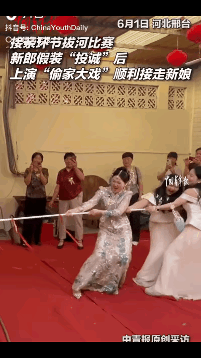 河北邢台，一对新人结婚，接亲时双方拔河比赛，男方赢了才能将新娘接走，眼看双方僵持