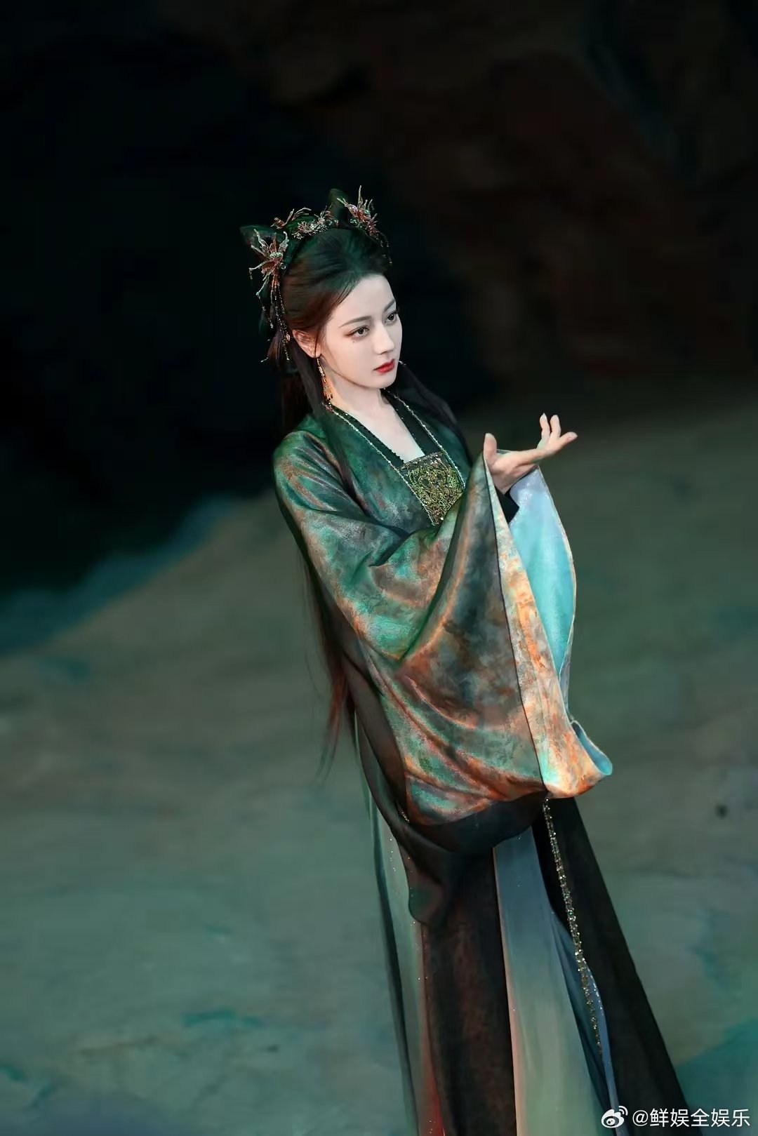 迪丽热巴企图萌混过关抓到热巴偷懒现场，玩游戏第一轮跟不上节奏，立刻用嗯嗯卖萌企图