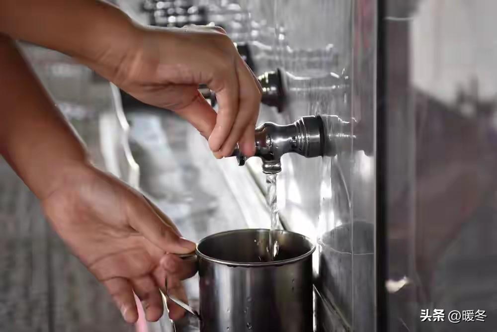 离谱！学生在学校喝口热水居然要充值扣费，不充钱就没水喝，这学校也太敢了！
 
刷