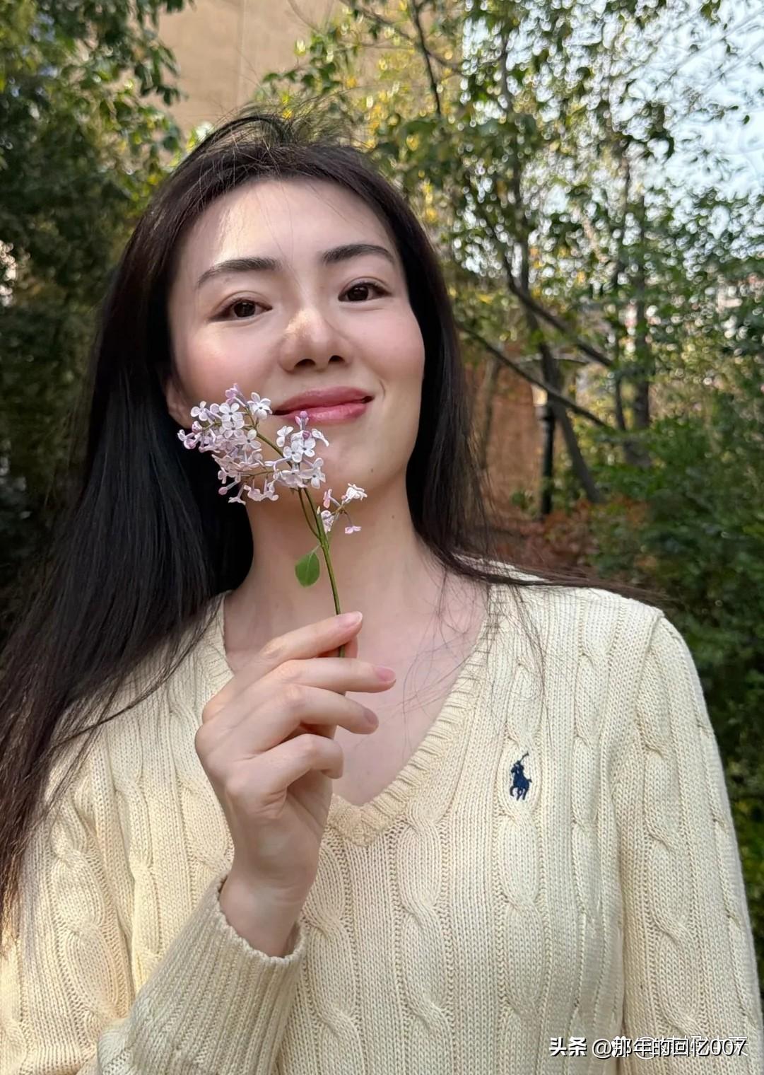 秋日暖阳下，微笑女孩与花共舞治愈花朵自拍 美少女的微笑