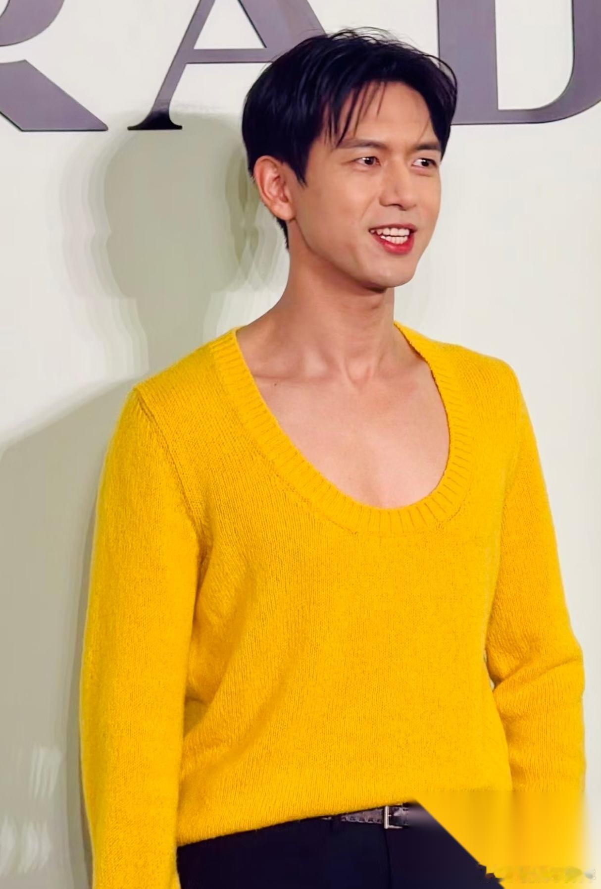 李现这次真的有点随意了， 穿这么亮眼的黄色毛衣也就算了， 跟杨幂、李沁这样的大美