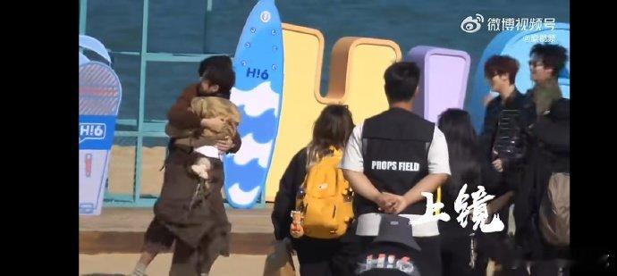 何炅何炅挂在王鹤棣身上谁还没被萌晕！你好星期六海口团建，何炅挂在王鹤棣身上，大家