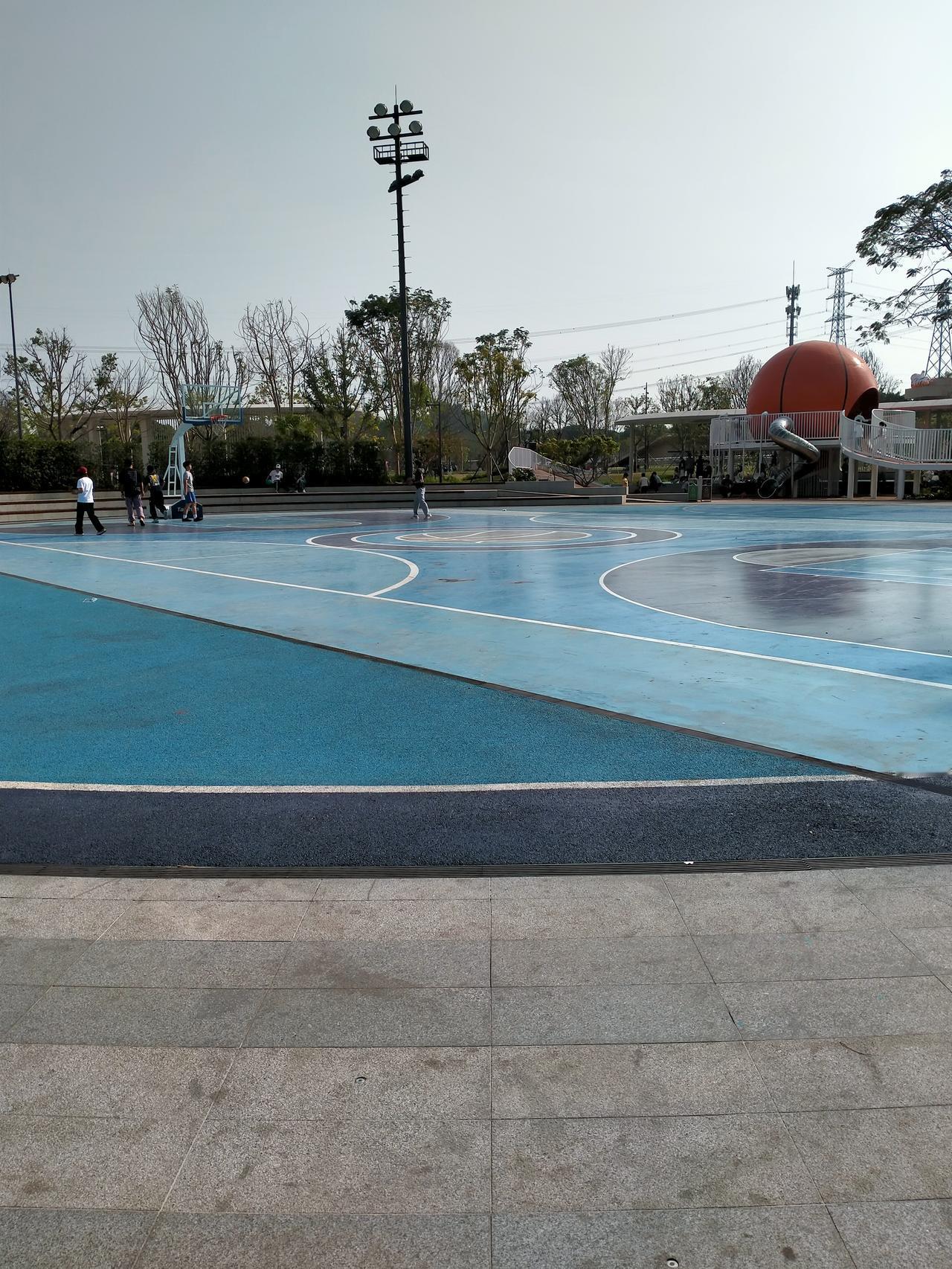 百旺地铁站篮球公园，位于深圳市南山区西丽街道百旺社区，地铁13号线百旺站A出口1