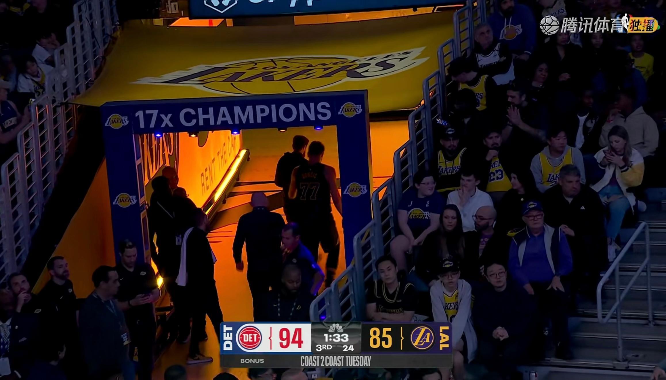 ？？？东契奇这么回更衣室了？？？活塞vs湖人