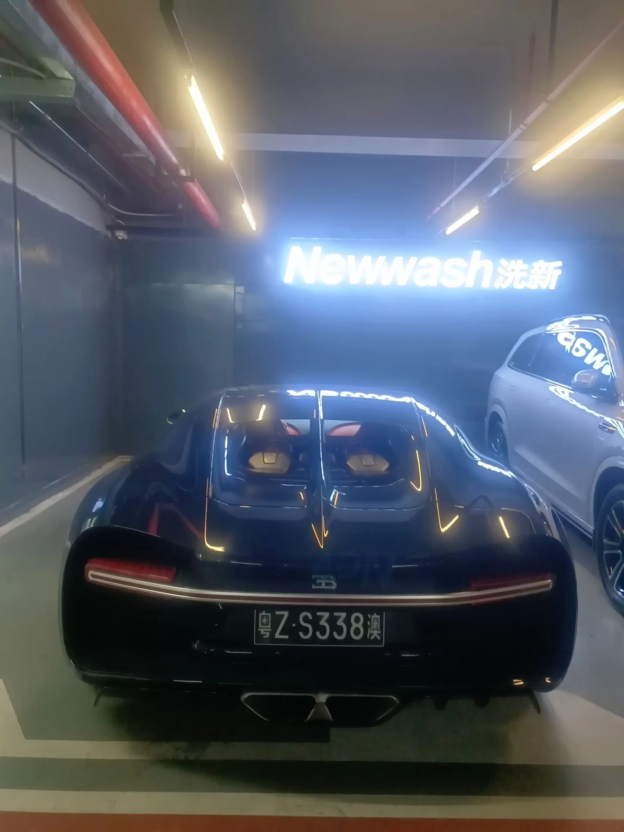 广州车库遇到布加迪 分享一下