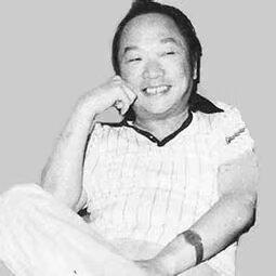 古龙武侠小说家，新派武侠小说泰斗，与金庸，梁羽生并称中国武侠小说宗师他为：武侠小
