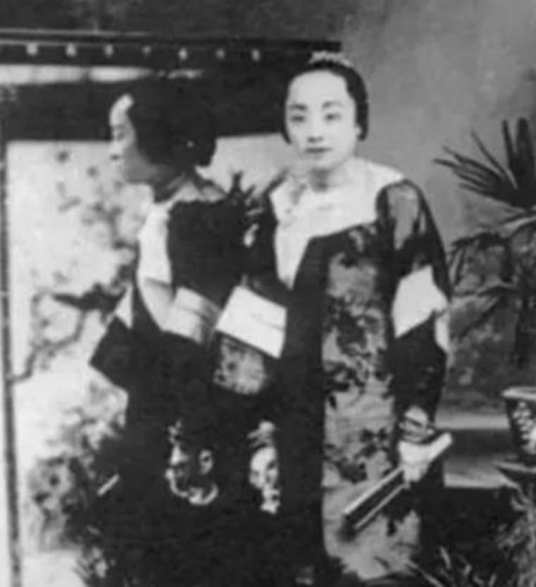 1900年，一伙德军闯入北京一家妓院，刚要侵犯一名女子，便听见女子用流利的德语说