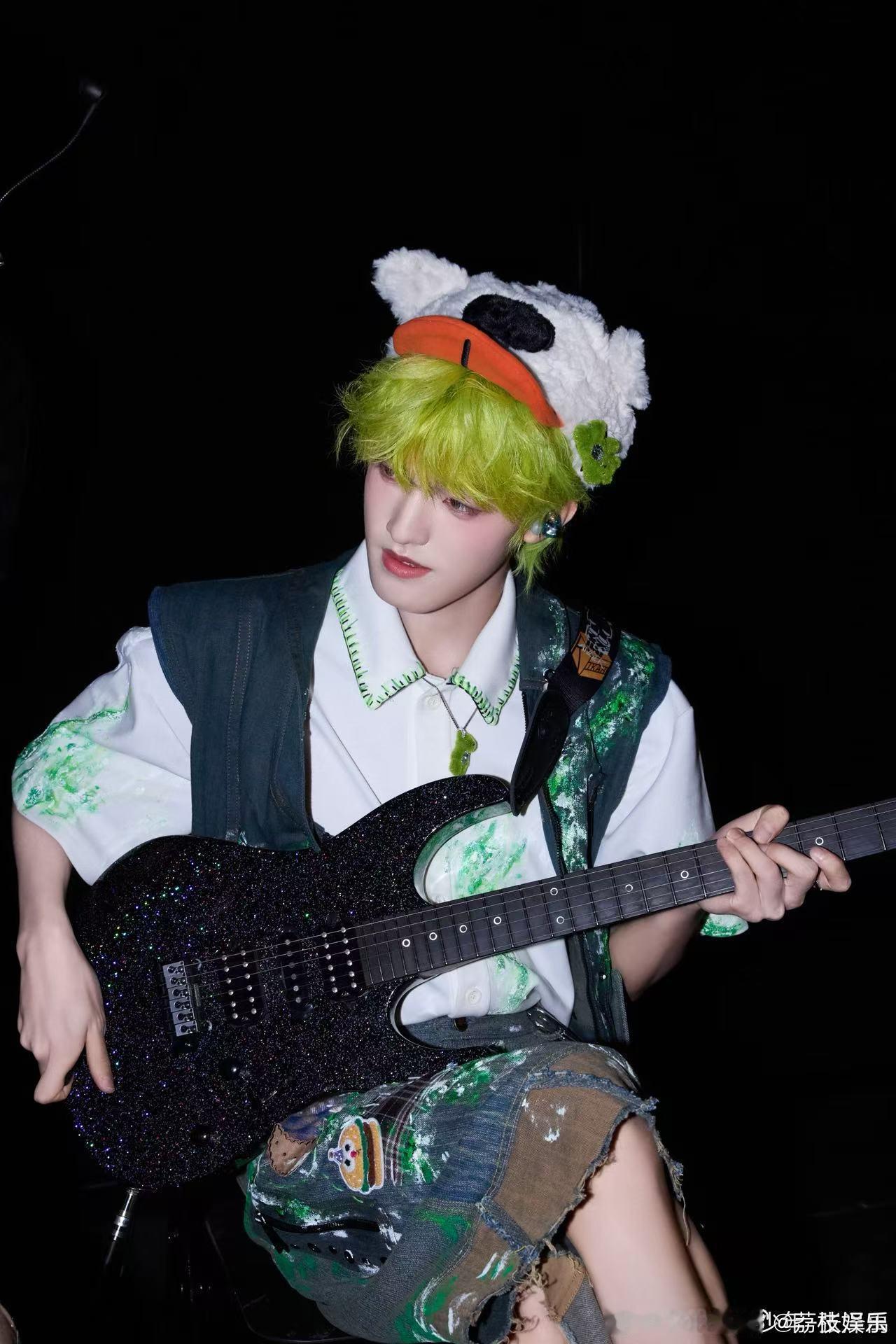 张泽禹黑发vs绿发 黑发是安静温柔的模样，绿发是活力四射的状态，不同发色展现不一