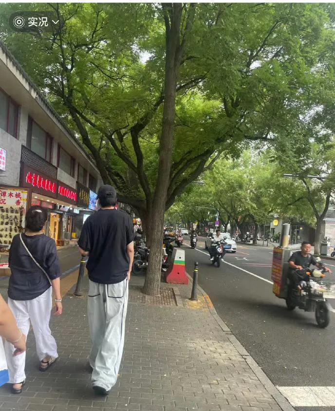 8月15日下午，有网友分享出刘宇宁在北京逛街动态，照片中刘宇宁那优越的身高和周围