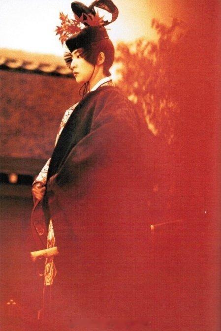 2001年，天海祐希扮演的光源氏，在《千年之恋之源氏物语》中的一幅剧照。 