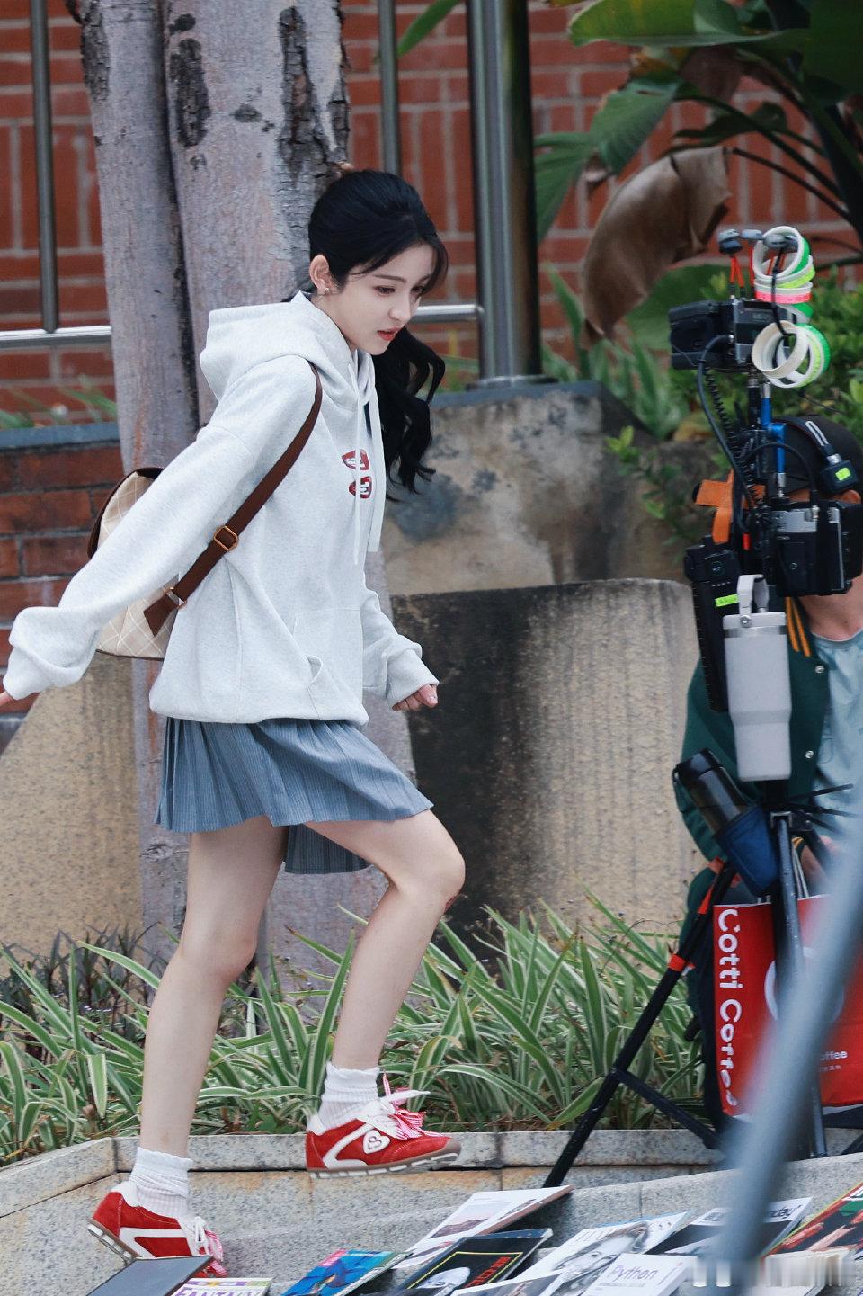 饶嘉迪 内娱流量体质的00花 饶嘉迪这流量体质没话说！去星光大赏，机场被粉丝围得