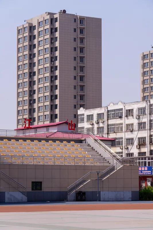 5月19日，河北保定爱和城中学36岁的高三英语老师吴立峰，像一颗突然熄灭的流星，